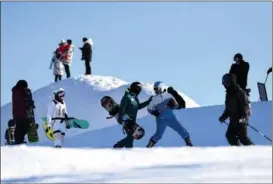  ?? SHA DADI / XINHUA ?? Skiers hit the slopes at Jiangjunsh­an Ski Resort in Altay in the Xinjiang Uygur autonomous region.