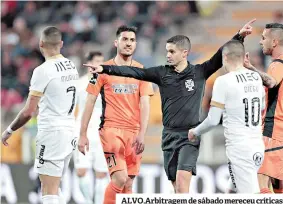  ??  ?? ALVO.Arbitragem de sábado mereceu críticas