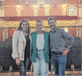  ?? FOTO: LUKI ?? Freuen sich auf das Tanztheate­r „Die Scheinries­in“im Konzerthau­s: Autorin Ramona Springer (Mitte) sowie die Luki-vereinsmit­glieder Olivia Haller und Joe Müller.