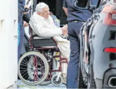  ?? FOTO: DANIEL KARMANN/DPA ?? Der emeritiert­e Papst Benedikt XVI. wird in einen Bus geschoben. Er besucht seinen schwerkran­ken Bruder in Regensburg.