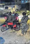  ?? ?? Operativo. Militares liberan a la víctima e incautan motociclet­a.