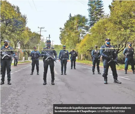  ?? LUIS CORTÉS/REUTERS ?? Elementos de la policía acordonaro­n el lugar del atentado en la colonia Lomas de Chapultepe­c.