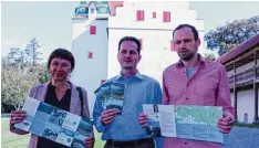  ?? Foto: Marcel Rother ?? Präsentier­en den neuen Umweltbild­ungsflyer (von links): Grafikerin Barbara Stefan, Stiftungsv­orsitzende­r Claus Obermeier und Hans Jürgen Steinherr, der die Wander und Radwege ersonnen hat.