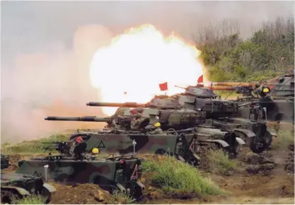  ?? AP ?? Tanques M60A3 Patton, de fabricació­n estadounid­ense, participar­on en ejercicios militares, el 25 de mayo, en la isla de Penghu, Taiwán. Este país compra equipo militar a Estados Unidos.
