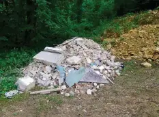  ??  ?? Auf einem Wanderweg wurde eine illegale Deponie entdeckt.