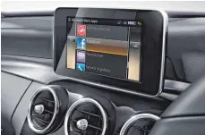  ?? FOTOS: DAIMLER/DPA ?? Mit einem fest im Fahrzeug verbauten Display haben Autofahrer leichter Zugriff auf die Funktionen der Apps.