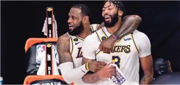  ??  ?? lebron James (23) y Anthony Davis (3) celebran tras la victoria de los Lakers ante el Heat