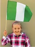  ?? Foto: Susanne Rummel ?? Andzelina lässt die Flagge von Nigeria im Wind wehen.