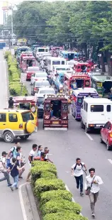  ?? SUN.STAR FOTO / ARNI ACLAO ?? UNEVEN FLOW. Officials and enforcers tested a traffic scheme on N. Bacalso Ave. during the weekend, near the underpass constructi­on site in Mambaling, Cebu City (background).