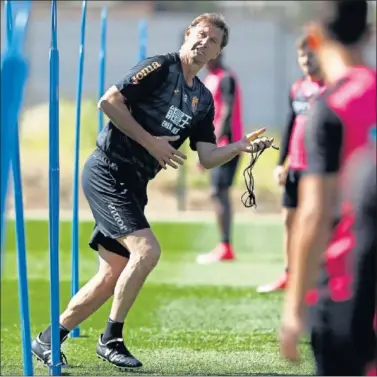  ??  ?? AYER EN EL ENTRENAMIE­NTO. Tony Adams, ayer en la sesión de trabajo del equipo nazarí.