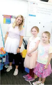  ?? ?? Student teacher Corrinne Evans helps Laney Apps (centre) and Phoebe Moriarty with a counting exercise.