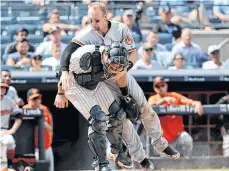  ?? /GETTY IMAGES ?? Joseph, de los Orioles, es puesto out en home tras intentar pasar sobre el catcher Romine.