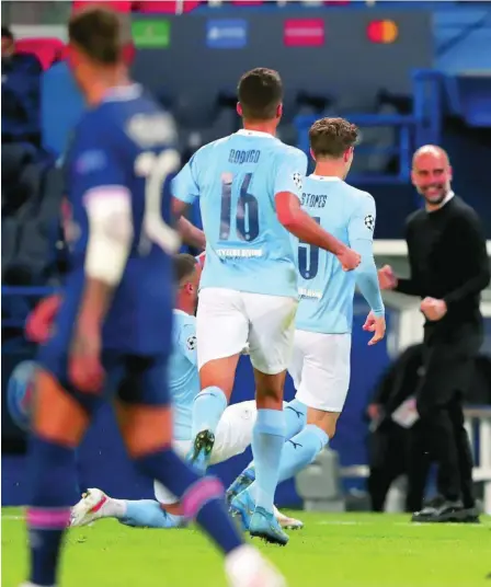  ??  ?? Los jugadores del Manchester City celebran el gol de falta de Mahrez, el segundo de los ingleses