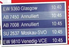  ??  ?? Zwei annulliert­e Flüge von Air Berlin stehen auf dem Flughafen in Düsseldorf (Nordrhein-Westfalen) auf der Anzeigetaf­el.