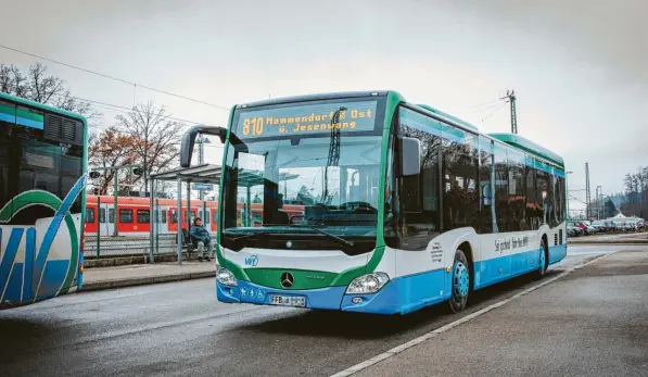  ?? Foto: Julian Leitenstor­fer (Archivbild) ?? Seit Dezember 2019 verbindet die MVV-Linie 810 die S-Bahnhöfe Geltendorf und Mammendorf. Jetzt soll eine Expresslin­ie bis Großhadern hinzukomme­n.