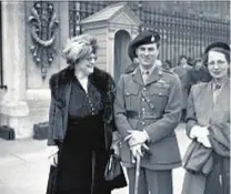  ??  ?? VIVA L’INGHILTERR­A A sinistra, Winston Churchill con la Commission­e Mesopotami­a alla conferenza del Cairo. In alto il soldato e autore, maggiore Patrick Leigh Fermor, davanti a Buckingham Palace. Sotto la casa della scrittrice Jane Austen, nel 1950, oggi è un museo, a Hampshire