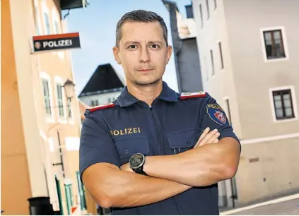  ?? BILD: SN/ROBERT RATZER ?? Er leitet die Stadtpoliz­ei in Hallein: Dominik Anzengrube­r.