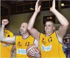  ?? Foto: Horst Hörger ?? Solche Szenen wird es nie mehr geben in der Dreifachha­lle: Tobias Waitzinger und Bastian Zinder feiern 2009 den Aufstieg in die Pro B.