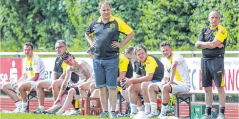  ?? ARCHIV: PETER SCHLIPF ?? Trainer Jens Rohsgodere­r (Mitte) geht mit seinem SV Waldhausen als Favorit ins Rennen.