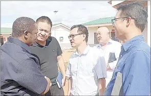  ?? ?? Minister of Labour and Social Security Phila Buthelezi engages the management of Sakhalive Joint Venture, the company that won the tender to construct the Mpakeni Dam.