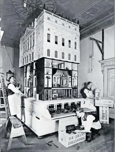  ?? / GETTY ?? Varios artesanos trabajaban en la casa de muñecas de la reina María en 1923.