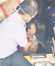  ??  ?? DILINDUNGI: Petugas kesihatan di PPV Long Panai mengambil inisiatif hadir ke rumah penduduk bagi memberi suntikan vaksin.