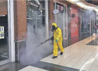  ?? / SEREMI SALUD VALPARAÍSO ?? Ardua fue la labor de fumigación en la terminal de buses de Los Andes.