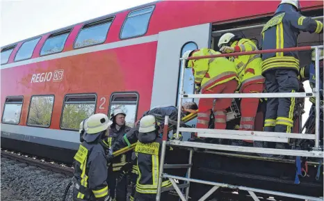  ?? FOTOS: ANGELIKA GRETZINGER ?? Über Podeste wurden die verletzten Zugreisend­en bei der Übung aus den Waggons geholt.