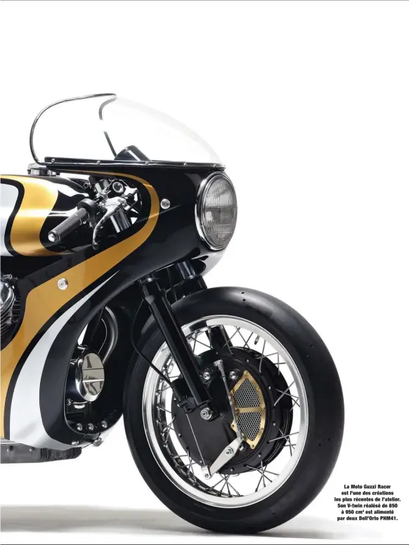  ??  ?? La Moto Guzzi Racer est l’une des créations les plus récentes de l’atelier. Son V-twin réalésé de 850 à 950 cm3 est alimenté par deux Dell’Orto PHM41.