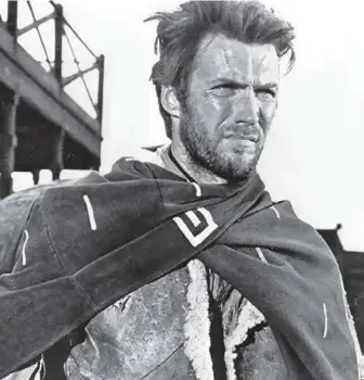  ??  ?? Sobre estas líneas, Clint Eastwood con su poncho de spaghetti western, uno de los iconos del cine del siglo XX. Abajo, con su mentor Sergio Leone. En el centro de la página, el desierto deTabernas, Almería, un decorado reconverti­do en parque temático.