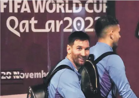  ?? ?? El delantero argentino Lionel Messi al llegar al aeropuerto internacio­nal de Hamad en Doha, Qatar, anoche junto a los integrante­s de la delegación de Argentina.