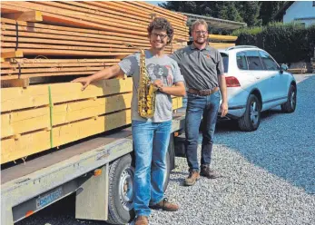  ?? FOTO: PRIVAT ?? Der Saxofonist Christian Segmehl (links) freut sich auf seine Auftritte am Wochenende in der Holzhandlu­ng seines Bekannten Andreas Rodi (rechts) in Fischbach.