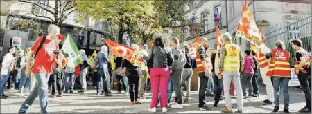  ?? - Crédits : DE ?? Les manifestat­ions avaient valeur d’avertissem­ent. Ici, devant la préfecture de l’Aveyron.