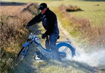  ?? Bild: Dick Gillberg ?? Först tänkte före detta kommunalrå­det Ingemar Andersson slänga sin gamla moped. ”Men så träffade jag en kompis...”