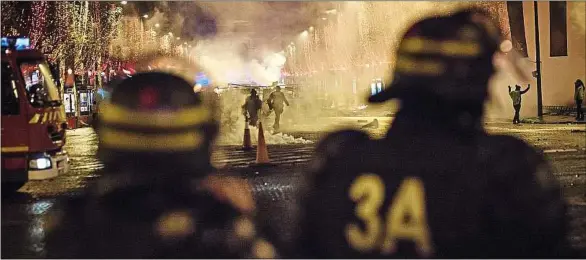  ??  ?? ##JEV#118-70-https://bit.ly/2AVizhv##JEV###JEV#37-256-https://bit.ly/2ANvrGk##JEV#A Paris, des groupes de manifestan­ts s’en sont pris aux forces de l’ordre lors des deux samedis de manifestat­ion de «gilets jaunes».