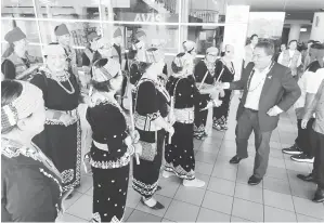  ?? ?? TRADISI: Ketibaan Mutang di Lapangan Terbang Miri semalam diberi sambutan hangat dan penuh tradisi oleh ahli-ahli Persatuan Lun Bawang Sarawak.