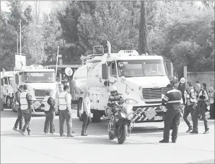  ??  ??    Trabajador­es del Gobierno de Ciudad de México participar­on el mes pasado en operativos de supervisió­n de autotanque­s de Petróleos Mexicanos. Foto Luis Castillo