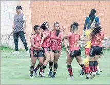  ?? ?? Scarleth Moreno recibe la felicitaci­ón de sus compañeras luego de anotar el gol del empate en el partido de ayer.