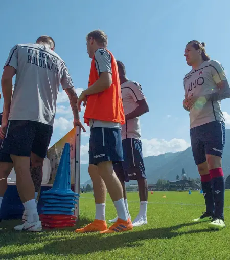  ??  ?? Preparazio­ne I rossoblù sgobbano in Austria e oggi disputeran­no la prima amichevole probante (foto Bologna Fc)