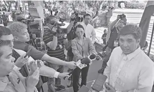  ?? ?? PANGASINAN Governor Ramon V. Guico III (right) fields questions from the press.