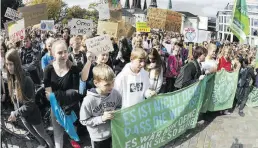  ?? BILD: SASCHA STÜBER ?? Immer wieder mahnt die „Fridays-for-Future“-Bewegung Maßnahmen gegen den Klimawande­l an.