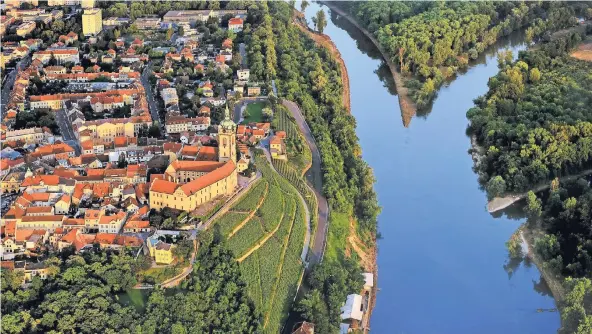  ?? FOTOS: DPA ?? In Melnik fließen Elbe und Moldau zusammen. Auf dem Weg dorthin geht es in Stara Boleslav an der Basilika vorbei, an deren Pforte einst der tschechisc­he Nationalhe­ilige Wenzel von seinem Bruder ermordet worden sein soll. Melnik selbst punktet mit einer...