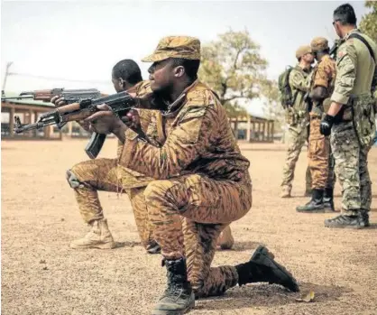  ?? Foto: Europa Press ?? Soldados patrullan una aldea de Burkina Faso.