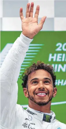  ??  ?? Nein, es ist nicht zum Haareraufe­n: Lewis Hamilton fühlt sich pudelwohl in Schanghai – nach seinem fünften Sieg noch ein bisschen mehr.