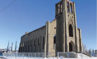  ??  ?? Les récentes bordées de neige ont décoré les ruines de l’église Saint-Paul de BasCaraque­t. - Acadie Nouvelle: Réal Fradette