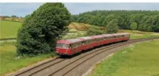  ?? FOTO: GEORG LOCHNER ?? Die Tagesfahrt mit dem „roten Brummer“im Mai führt durch die schöne Eifellands­chaft und rund um Trier!