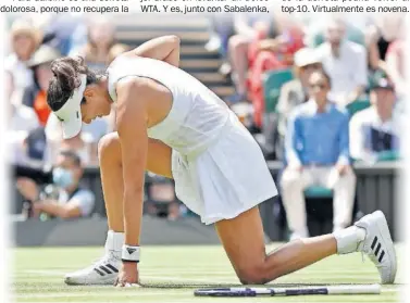  ??  ?? Garbiñe Muguruza se levanta tras una caída que sufrió ayer durante su partido contra Ons Jabeur.