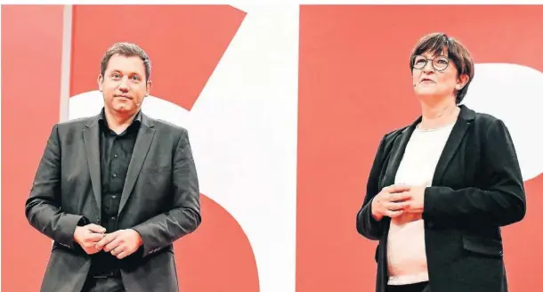  ?? FOTO: FREDERIC KERN/DPA ?? Lars Klingbeil und Saskia Esken im Dezember 2021 beim ordentlich­en Bundespart­eitag der SPD mit der Wahl eines neuen Vorstands.