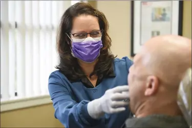  ?? LAUREN A. LITTLE — MEDIANEWS GROUP ?? Dr. Tammy Balatgek of the Center for TMJ and Sleep Disorders, Reading, works with a patient.