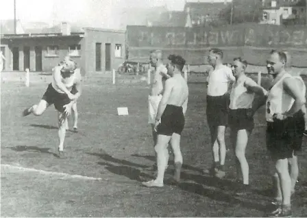  ?? FOTOS: VEREIN ?? Szene eines Sportfests des TV Burbach im Jahr 1926.